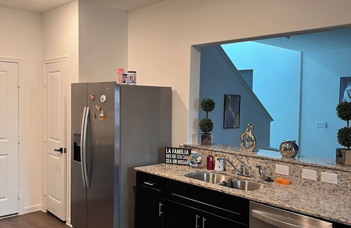Southbelt/Ellington Casa | Modern 3-bedroom house near hobby with movie room