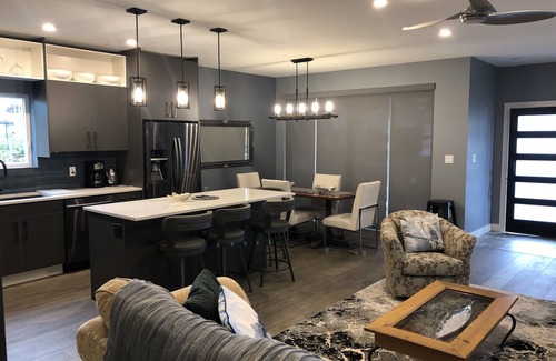 Okanagan-Similkameen Casa | Modern 3 bedroom luxury retreat! Wine bar, upper deck, lower patio!