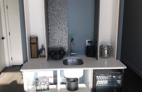 Okanagan-Similkameen Casa | Modern 3 bedroom luxury retreat! Wine bar, upper deck, lower patio!