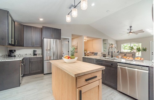 Pelican Casa | Modern 3 Bedroom Retreat: Pool & Pet Accommodation