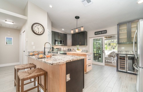 Pelican Casa | Modern 3 Bedroom Retreat: Pool & Pet Accommodation