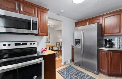 Castle Shannon Casa | Modern 3 Bedroom Townhome Close to Downtown