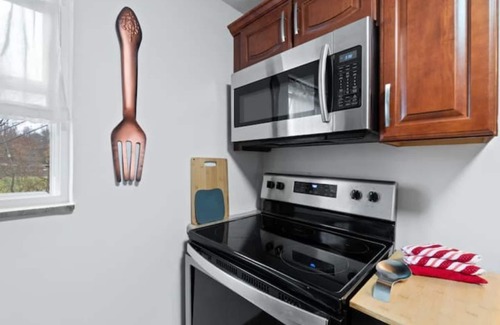 Castle Shannon Casa | Modern 3 Bedroom Townhome Close to Downtown