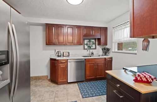 Castle Shannon Casa | Modern 3 Bedroom Townhome Close to Downtown