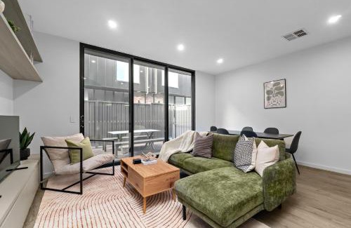 Bowden Apartamento | Modern 3 Bedroom Townhouse Near Adelaide with Workspace and Parking