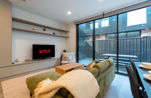 Bowden Apartamento | Modern 3 Bedroom Townhouse Near Adelaide with Workspace and Parking