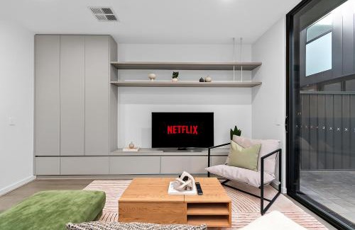 Bowden Apartamento | Modern 3 Bedroom Townhouse Near Adelaide with Workspace and Parking