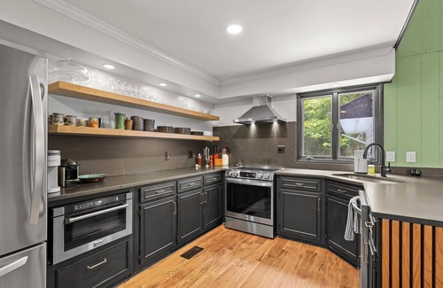 West Jefferson Casa | Modern 3-bedroom house with EV Charger in West Jefferson