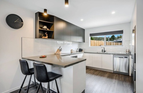Warrane Villa | Modern 3-BR Villa near Airport & CBD