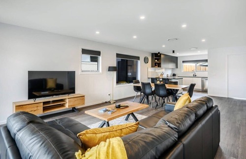 Warrane Villa | Modern 3-BR Villa near Airport & CBD