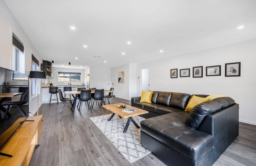 Warrane Villa | Modern 3-BR Villa near Airport & CBD