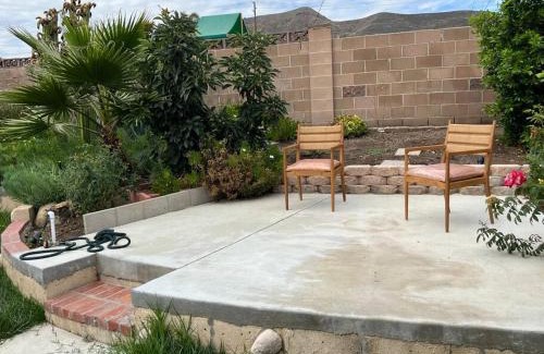 Casa Conejo Casa | Modern 3 King Beds, Beautiful Large Backyard, WFH, Long Stays, Waterfall, WI-FI, FWY, 25 mins to Beach