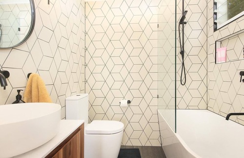 Burringbar Casa | Modern 3bd home close to town W/pool & WI-FI