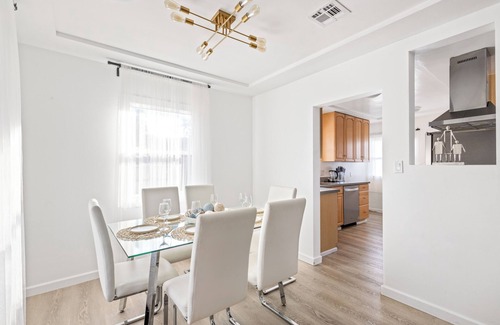 North Hollywood Casa | Modern 3BD Oasis with Pool-Jacuzzi, in Hollywood, Near Universal Studios