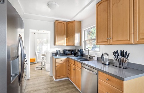 North Hollywood Casa | Modern 3BD Oasis with Pool-Jacuzzi, in Hollywood, Near Universal Studios