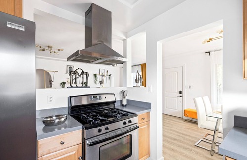North Hollywood Casa | Modern 3BD Oasis with Pool-Jacuzzi, in Hollywood, Near Universal Studios
