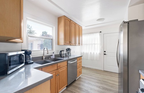 North Hollywood Casa | Modern 3BD Oasis with Pool-Jacuzzi, in Hollywood, Near Universal Studios