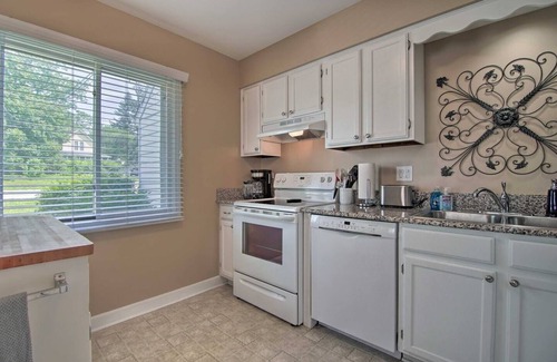 Gurnee Casa | Modern 3Bd Townhome Near Beach & Base