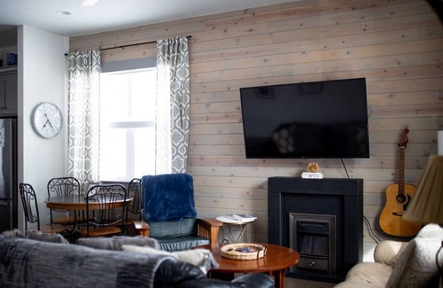 Four Corners Casa | Modern 3Bdrm Farmhouse | River Access & Hot Tub