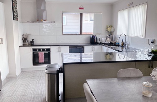 Greenlane - Ellerslie Casa | Modern 3bed 2.5bath with in-outdoor flow + study