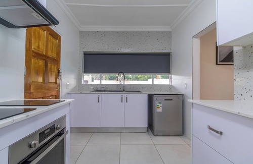 Kempton Park Casa | Modern 3bed House - Johannesburg Airport - In Security Complex with Pool