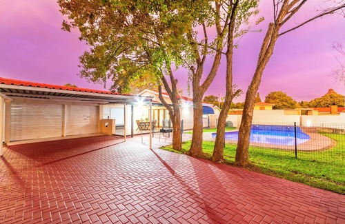Kempton Park Casa | Modern 3bed House - Johannesburg Airport - In Security Complex with Pool