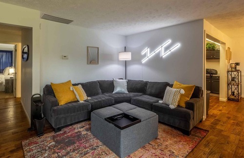 West Omaha Condominio | Modern 3BR / 2BA Condo in the Heart of Omaha!