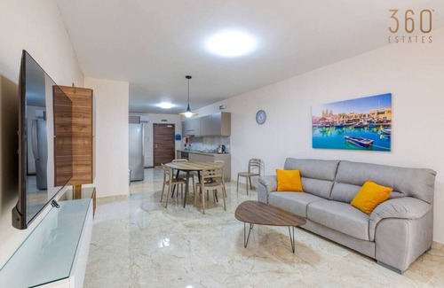 Il-Balluta Apartamento | Modern 3BR Apt close to Sliema's Promenade