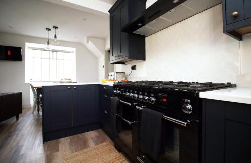 Newton St Loe Casa | Modern 3BR Bath Home, Sleeps 6, Driveway Parking, Families and Contractors Stay