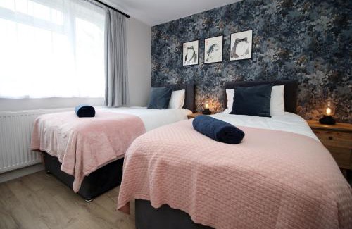 Newton St Loe Casa | Modern 3BR Bath Home, Sleeps 6, Driveway Parking, Families and Contractors Stay