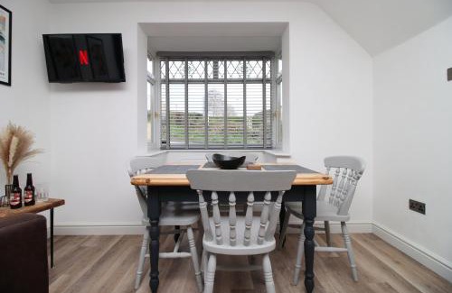 Newton St Loe Casa | Modern 3BR Bath Home, Sleeps 6, Driveway Parking, Families and Contractors Stay