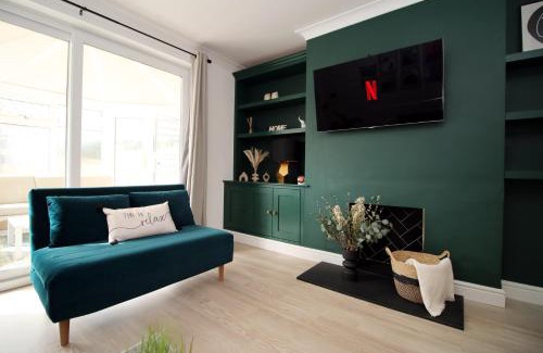 Newton St Loe Casa | Modern 3BR Bath Home, Sleeps 6, Driveway Parking, Families and Contractors Stay
