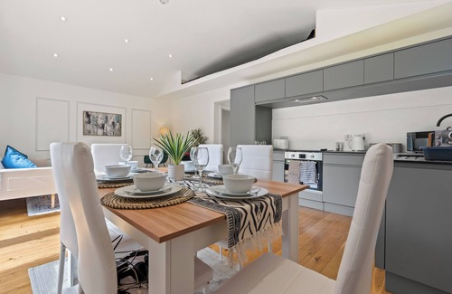 Oxford Casa | Modern 3BR Bungalow | Sleeps 6+ | Parking | Garden | Near JR Hospital