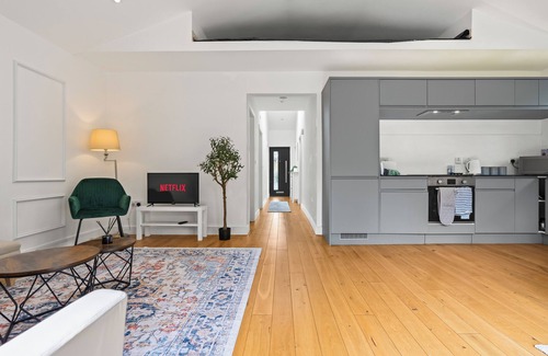 Oxford Casa | Modern 3BR Bungalow | Sleeps 6+ | Parking | Garden | Near JR Hospital