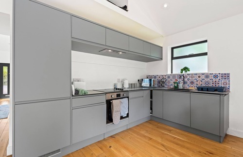 Oxford Casa | Modern 3BR Bungalow | Sleeps 6+ | Parking | Garden | Near JR Hospital