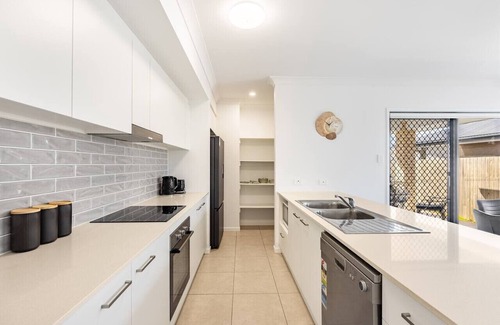 Logan Reserve Casa | Modern 3BR Family Home | Near Shops &Easy Brisbane