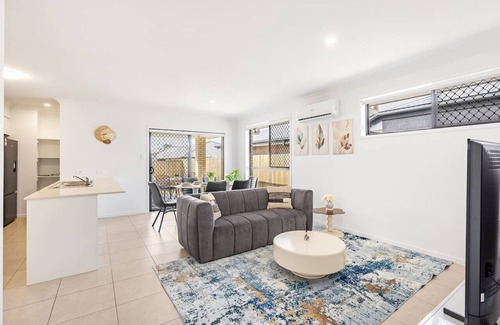 Logan Reserve Casa | Modern 3BR Family Home | Near Shops &Easy Brisbane