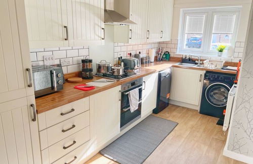 Newcastle-upon-Tyne Casa | Modern 3BR House, Near City Centre + Airport, Free Parking, Fast Wifi, King Bed