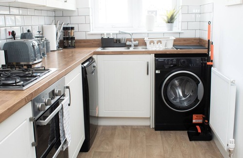 Newcastle-upon-Tyne Casa | Modern 3BR House, Near City Centre + Airport, Free Parking, Fast Wifi, King Bed