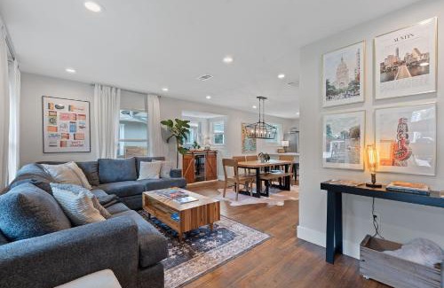 South Manchaca Casa | Modern 3BR Getaway - Pool-Near SOCO-Mins to DT