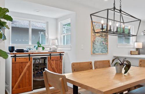 South Manchaca Casa | Modern 3BR Getaway - Pool-Near SOCO-Mins to DT
