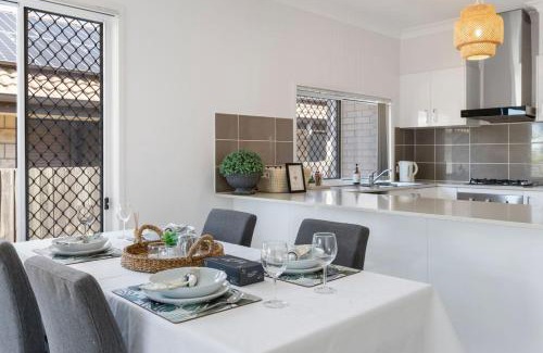 Deebing Heights Casa | Modern 3BR Home in Peaceful Deebing Heights