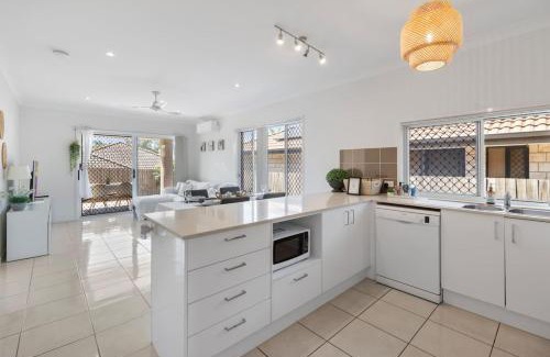 Deebing Heights Casa | Modern 3BR Home in Peaceful Deebing Heights