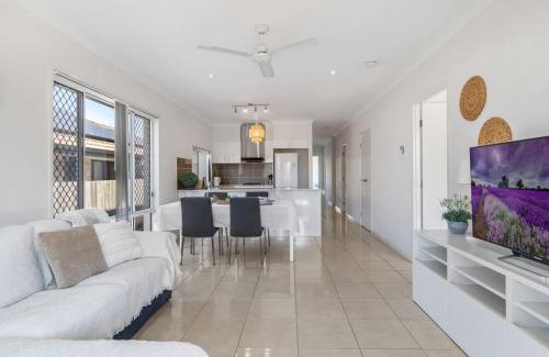 Deebing Heights Casa | Modern 3BR Home in Peaceful Deebing Heights