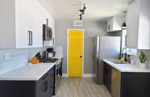 Paradise Casa | Modern 3BR house next to Airport & Strip!