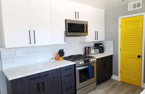 Paradise Casa | Modern 3BR house next to Airport & Strip!