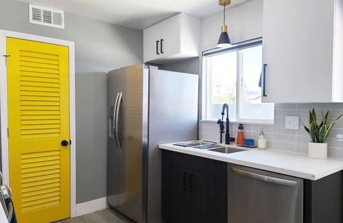 Paradise Casa | Modern 3BR house next to Airport & Strip!