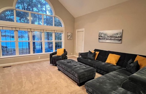 Olivia Casa | Modern 3br Lake front home