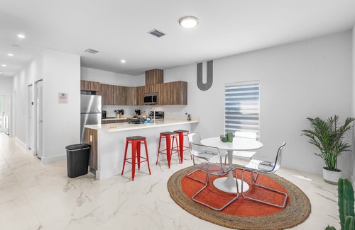 Riverside Park Casa | Modern 3BR Near Beaches–Fast WiFi & Spacious Design