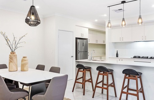 Dianella Casa | Modern 3BR Retreat + Alfresco & Double Garage